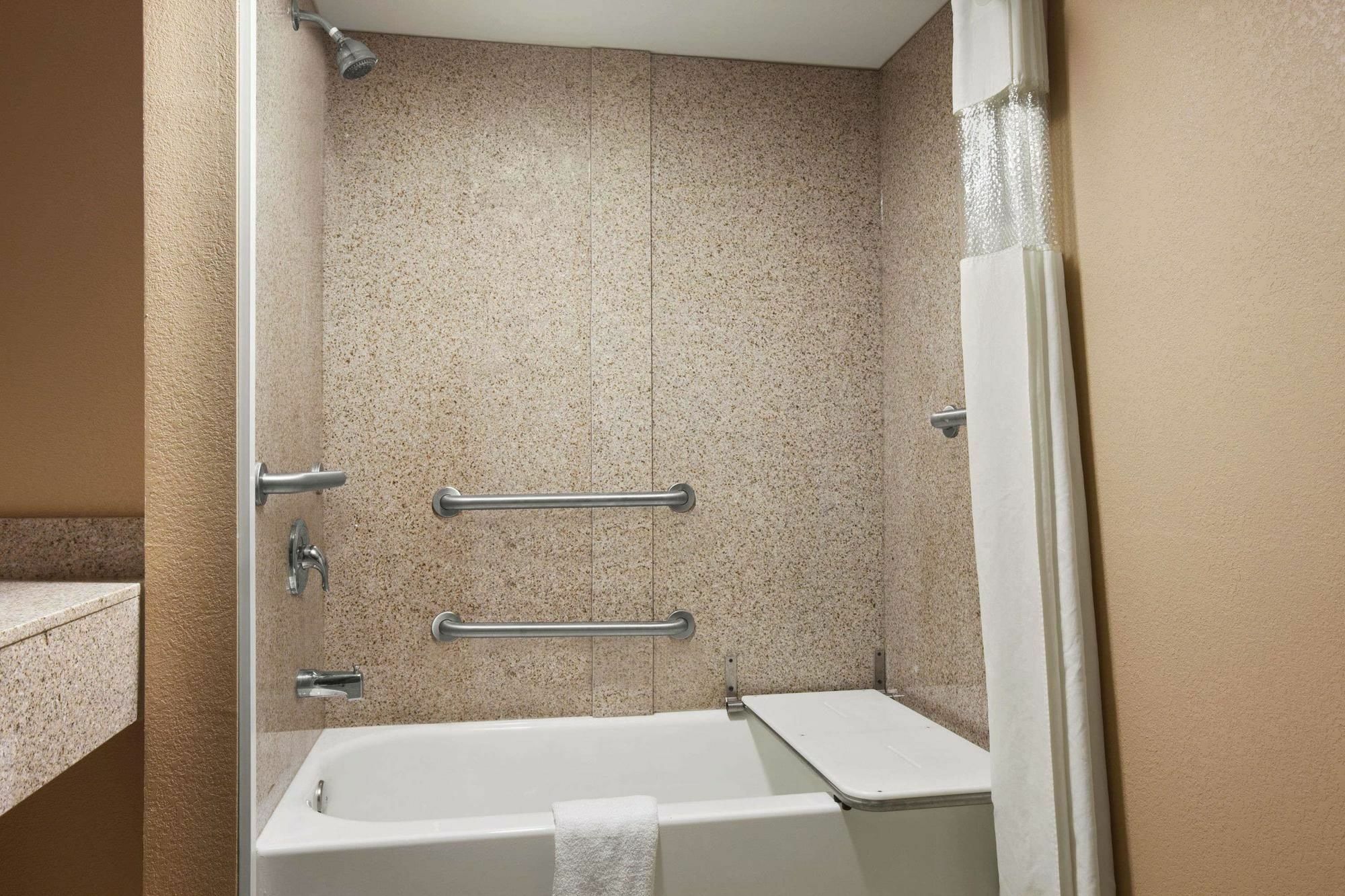 Quality Inn & Suites Цинциннати Экстерьер фото