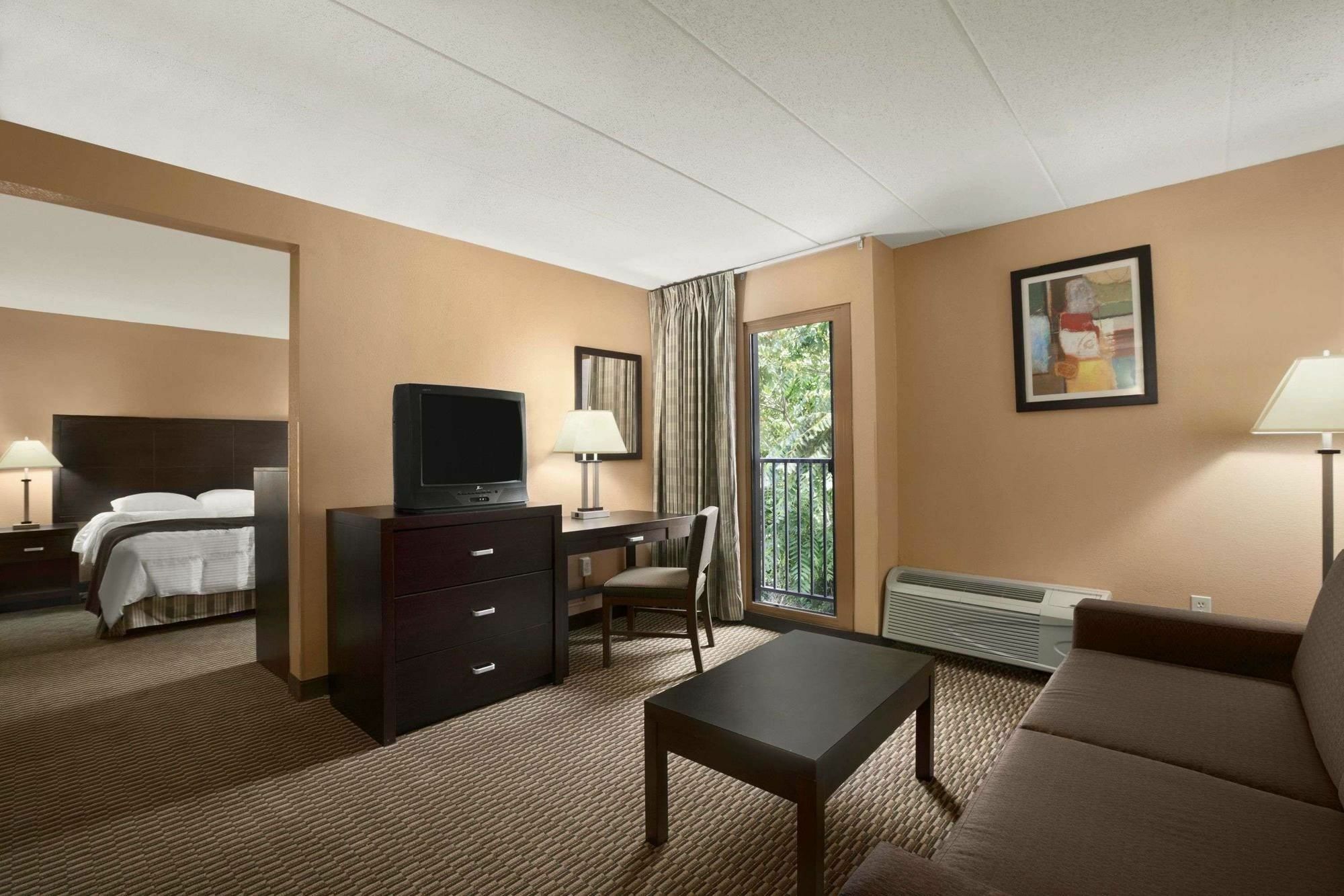 Quality Inn & Suites Цинциннати Экстерьер фото